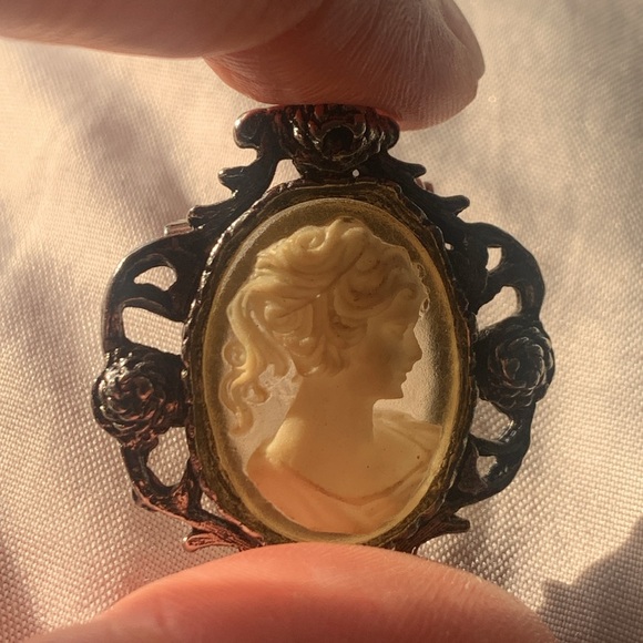 Vintage cameo pin - Picture 7 of 7